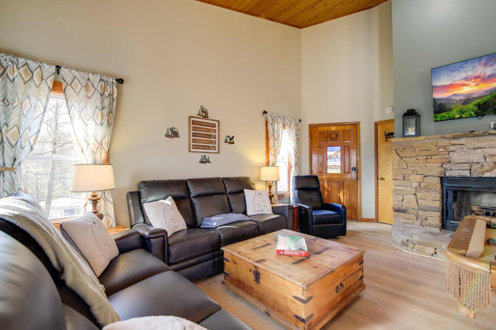Gatlinburg Mountain Cabin With Hot Tub, Deck And Games Exterior photo