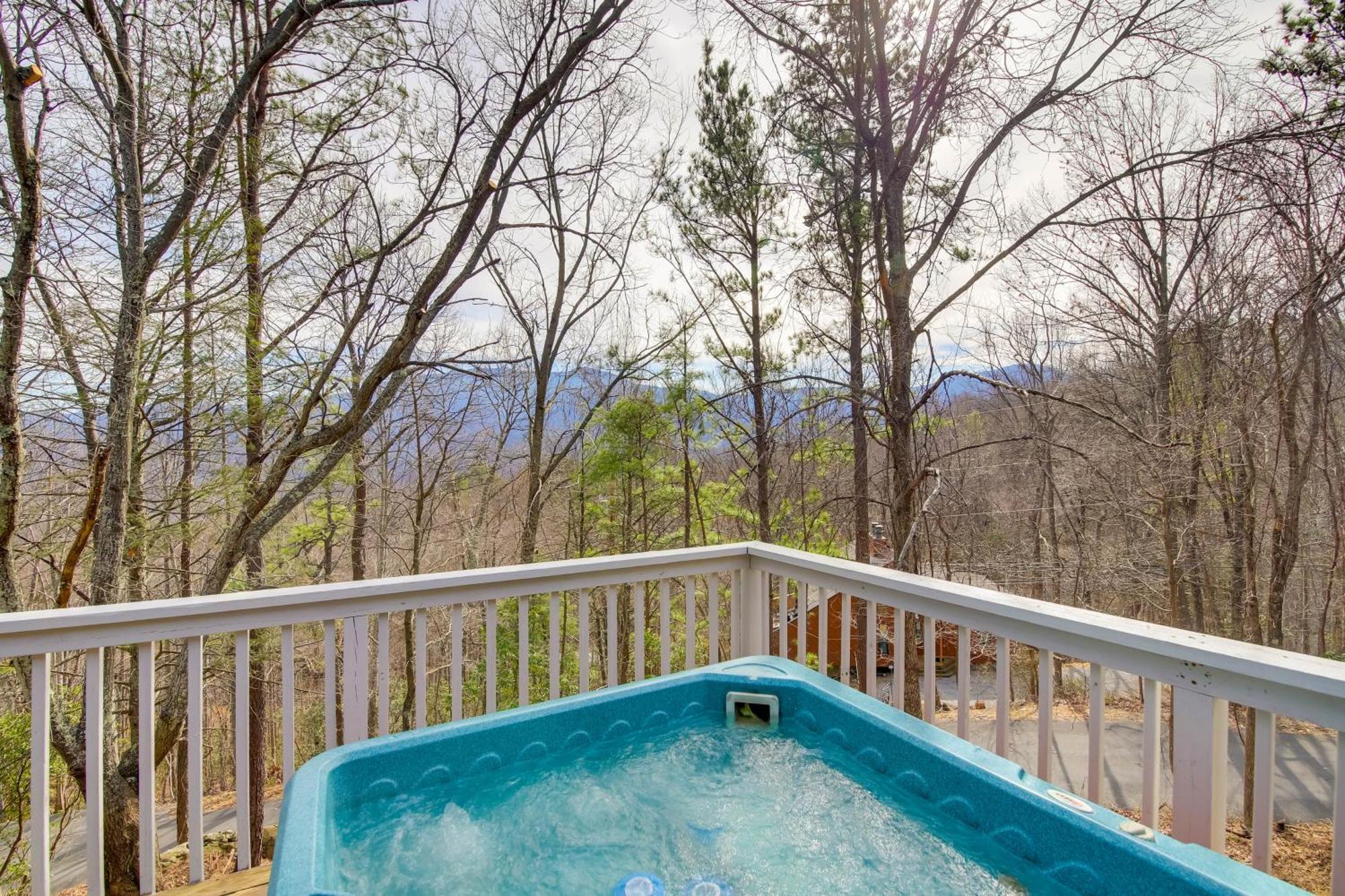 Gatlinburg Mountain Cabin With Hot Tub, Deck And Games Exterior photo